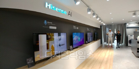 1일(현지시간) 독일 베를린에서 열린 IFA 2018에서 하이센스가 음성인식 AI(인공지능)를 적용한 TV 등 제품군을 소개하고 있다. 주요 중국 가전업체들은 일제히 미국 아마존의 음성인식 AI(인공지능) '알렉사'와 구글의 '구글 어시스턴트'를 가전제품에 적용하는 등 AI 기능을 강조했다.